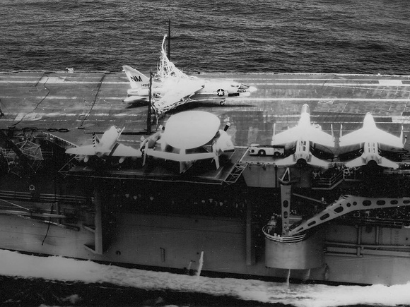 F-8E Crusader forced landing into the barricade of carrier Ticonderoga